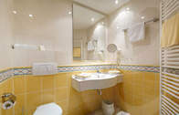 Badezimmer im Hotel Reindl in Bad Füssing (Selbst in den Badezimmern im Hotel Reindl in Bad Füssing wird viel Wert auf Komfort gelegt.)